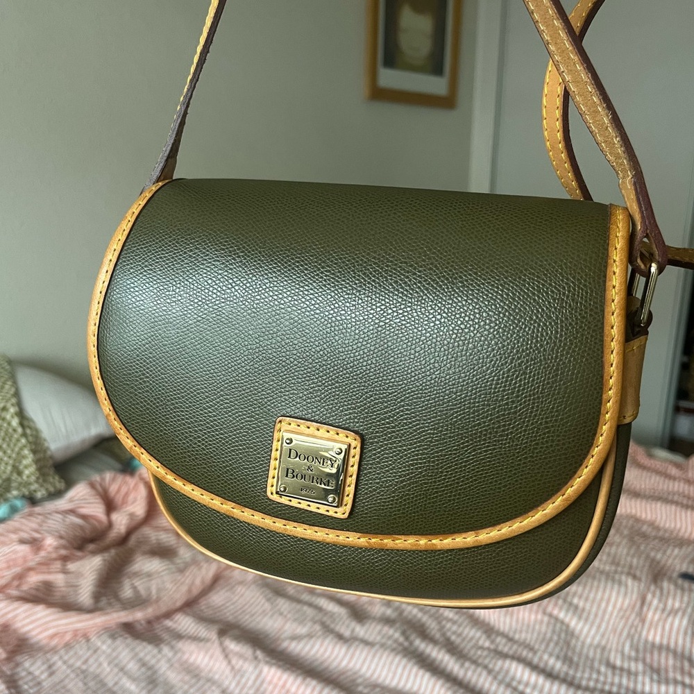 SOLD Dooney & Bourke Green & Vechetta leather saddle bag / crossbody bag
